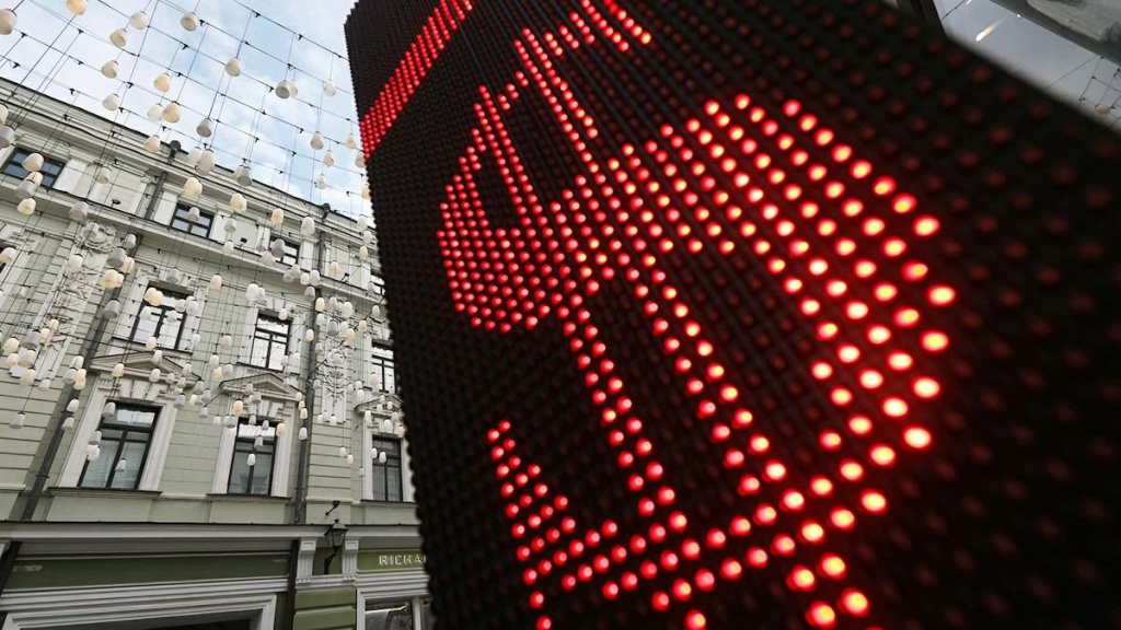 Рубль под давлением: доллар превысил 83 рубля на фоне геополитики и снижения ставки ЦБ