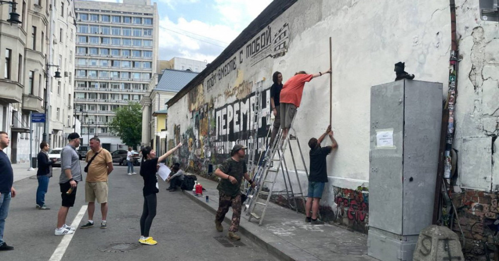 В Москве уничтожили надписи на стене Виктора Цоя