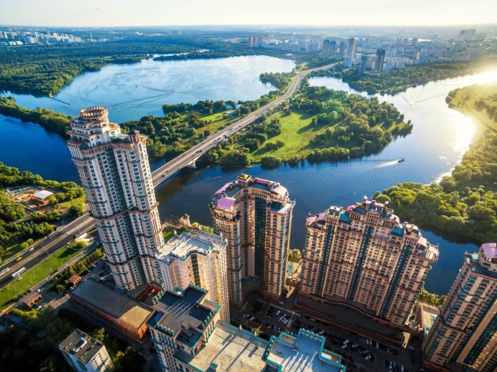 Высокие этажи в московских новостройках на треть дороже низких