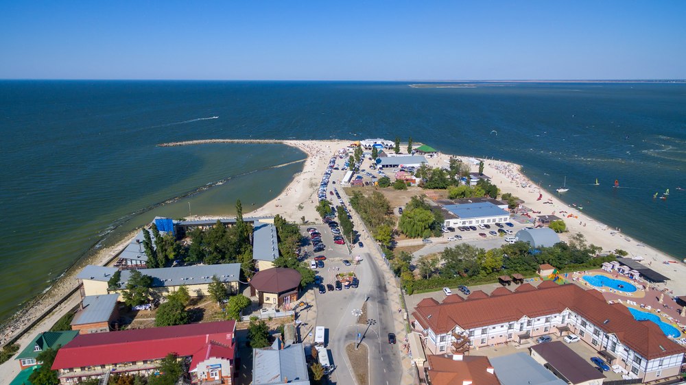 На каких курортах России дешевле всего снять жилье в июле 2025
