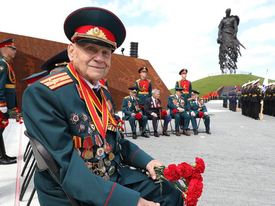 Ветеранам Великого Новгорода вручили выплаты к 9 мая
