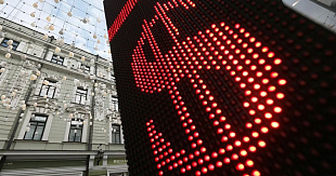 Рубль под давлением: доллар превысил 83 рубля на фоне геополитики и снижения ставки ЦБ