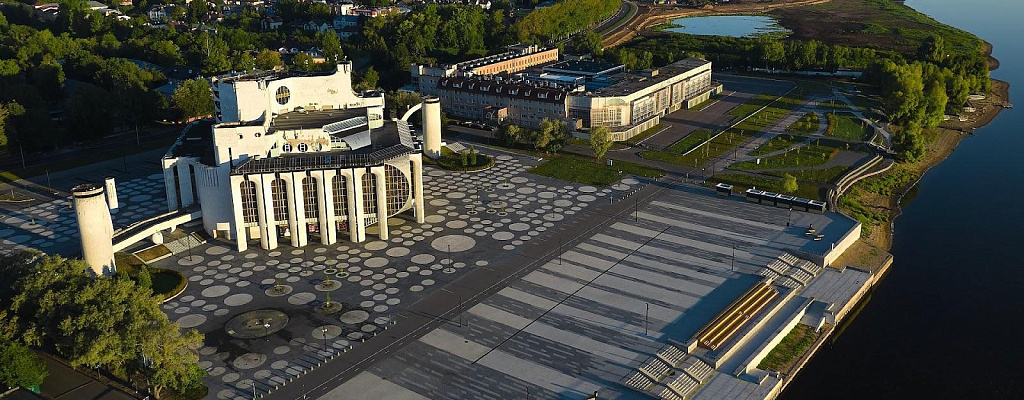 Софийская набережная и Новгородский театр драмы (фото: kamenniyvek.info)