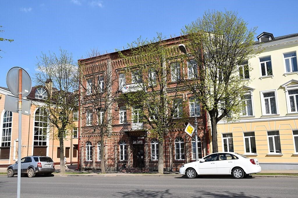 Центр Великого Новгорода в основном состоит из домов послевоенной застройки (фото: commons.wikimedia.org) Центр Великого Новгорода в основном состоит из домов послевоенной застройки (фото: commons.wikimedia.org)