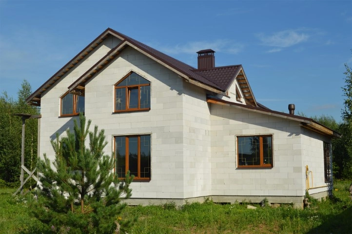 Дом из газобетона - что такое, из чего делают, плюсы и минусы для постоянного проживания