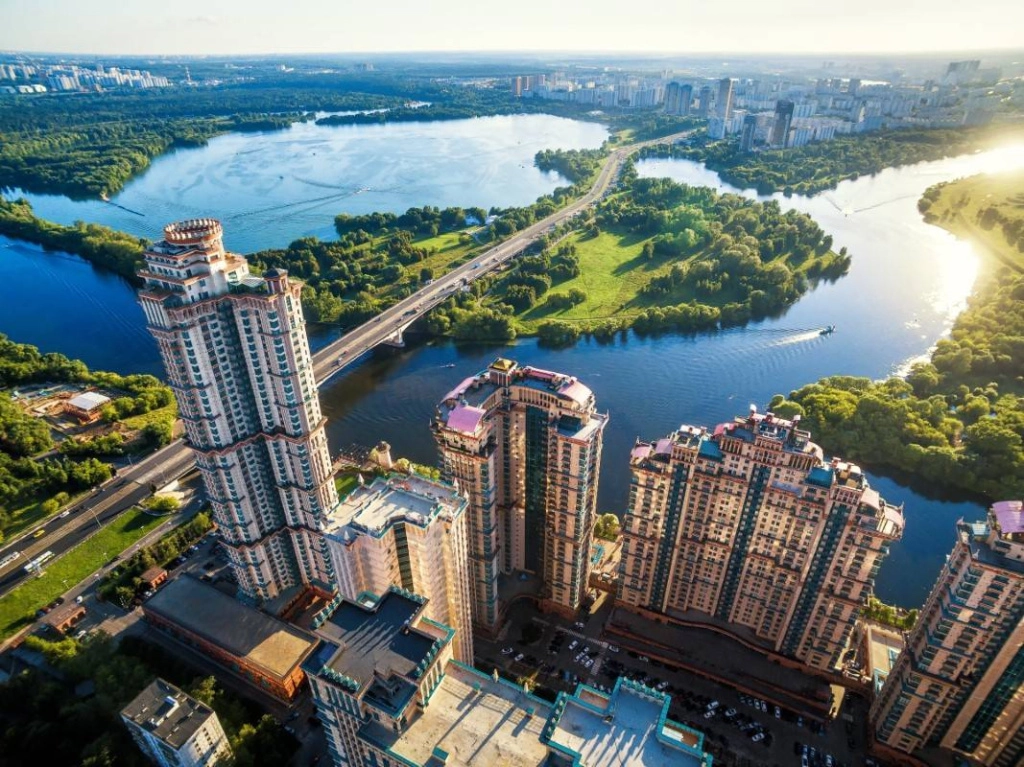 Высокие этажи в московских новостройках на треть дороже низких